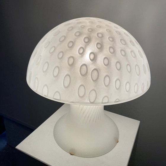 Image 1 of 1 von 2 großen seltenen weißen Milchglas Peill und Putzler Pilz Tischlampe 1970