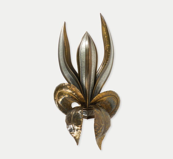 Image 1 of Brutalistische Anwendung Einer Stilisierten Blume