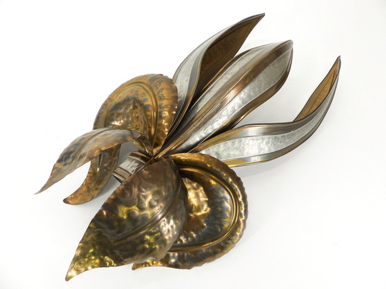 Image 1 of Brutalistische Anwendung Einer Stilisierten Blume