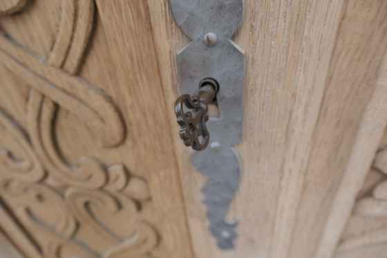 Image 1 of 2-türiges Sideboard mit gotischem Dekor