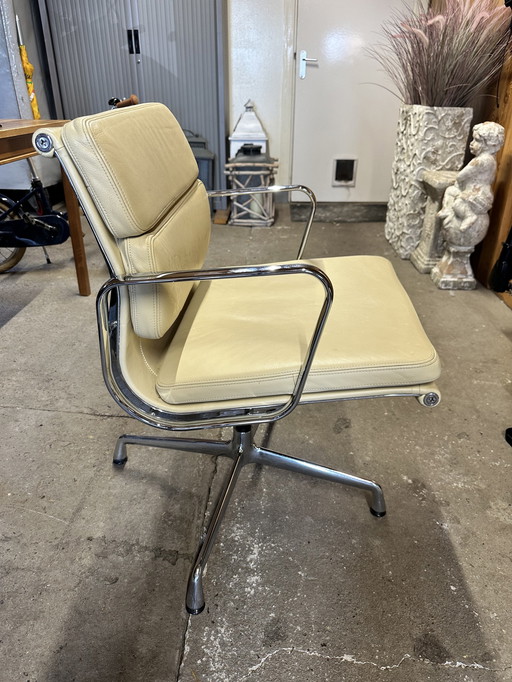 Charles Eames Soft Pad Chairs Ea 208 Creme Leder