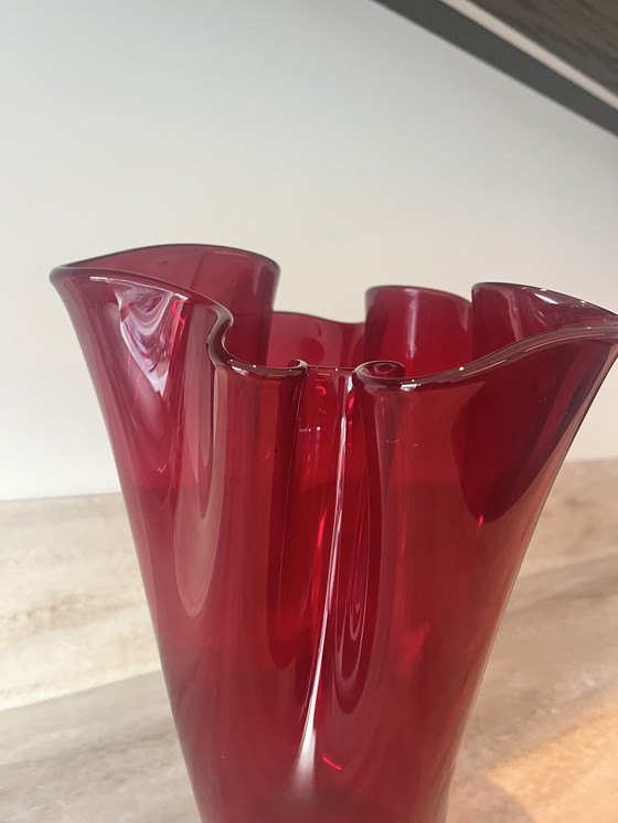 Image 1 of Rote Taschentuchvase