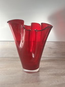 Rote Taschentuchvase