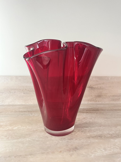 Rote Taschentuchvase