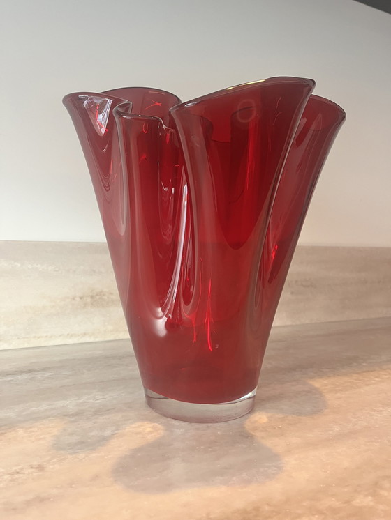 Image 1 of Rote Taschentuchvase