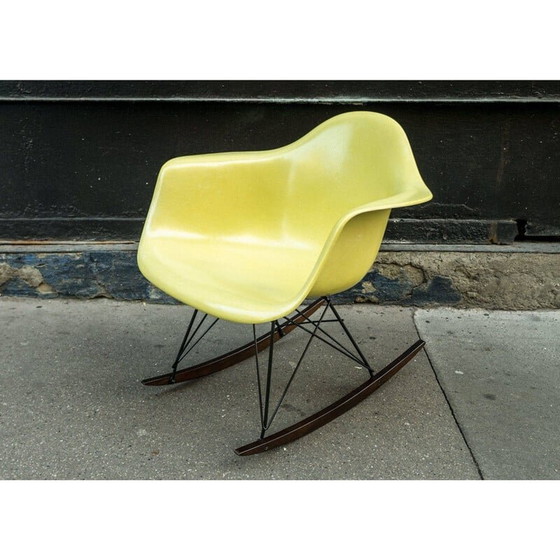 Image 1 of Zitronengelber Vintage-Schaukelstuhl von Charles und Ray Eames für Herman Miller, 1970