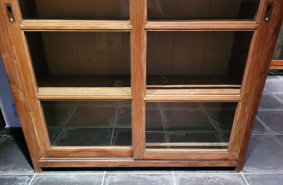 Image 1 of Alte Vitrine mit Schiebetüren aus Teakholz