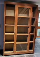Alte Vitrine mit Schiebetüren aus Teakholz
