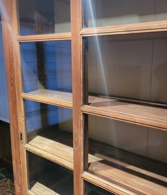 Image 1 of Alte Vitrine mit Schiebetüren aus Teakholz