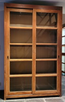 Alte Vitrine mit Schiebetüren aus Teakholz