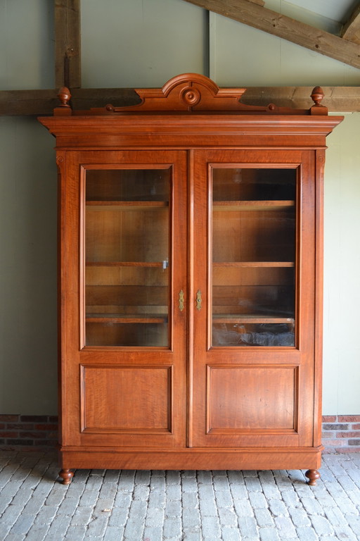 Klassischer Nussbaum Bücherschrank / Vitrine