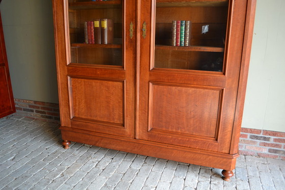 Image 1 of Klassischer Nussbaum Bücherschrank / Vitrine