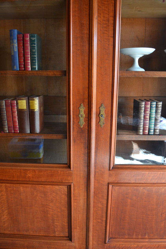 Image 1 of Klassischer Nussbaum Bücherschrank / Vitrine