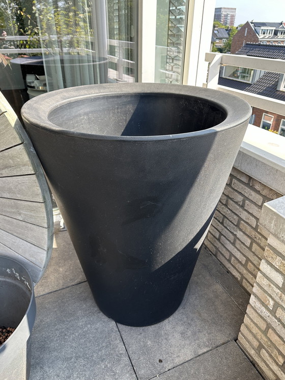 Image 1 of Mega Flower Box Tisch mit 2 Pedrali Hockern.