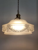 Jugendstil-Pendelleuchte, Milchglas mit Dekorbögen und Messingbefestigung
