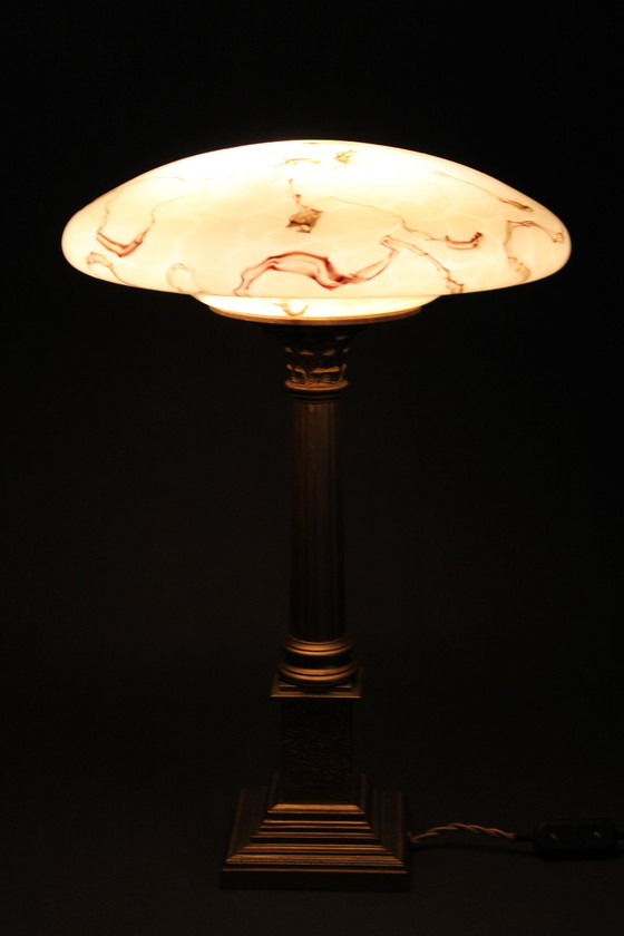 Image 1 of 1940S restauriert Messing Tischlampe mit Holzsockel und Glasschirm