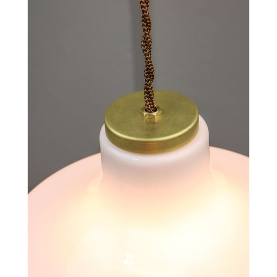 Image 1 of Mid Century Pendelleuchte aus weißem Glas und Messing