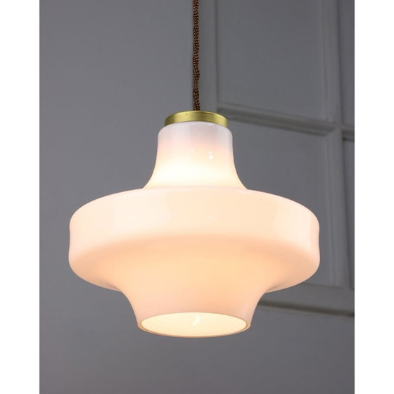 Image 1 of Mid Century Pendelleuchte aus weißem Glas und Messing