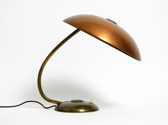 Image 1 of Sehr große schwere deutsche Mid Century Modern Tischlampe aus Messing und mit riesigen Schatten aus Kupfer