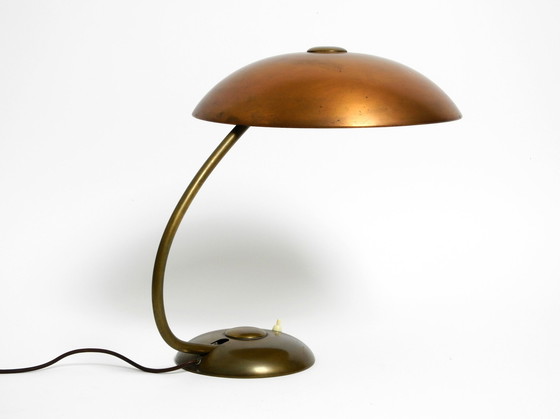 Image 1 of Sehr große schwere deutsche Mid Century Modern Tischlampe aus Messing und mit riesigen Schatten aus Kupfer