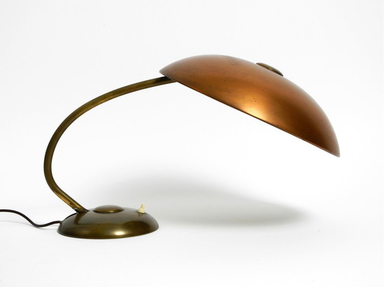 Image 1 of Sehr große schwere deutsche Mid Century Modern Tischlampe aus Messing und mit riesigen Schatten aus Kupfer