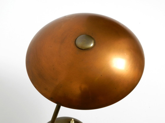 Image 1 of Sehr große schwere deutsche Mid Century Modern Tischlampe aus Messing und mit riesigen Schatten aus Kupfer