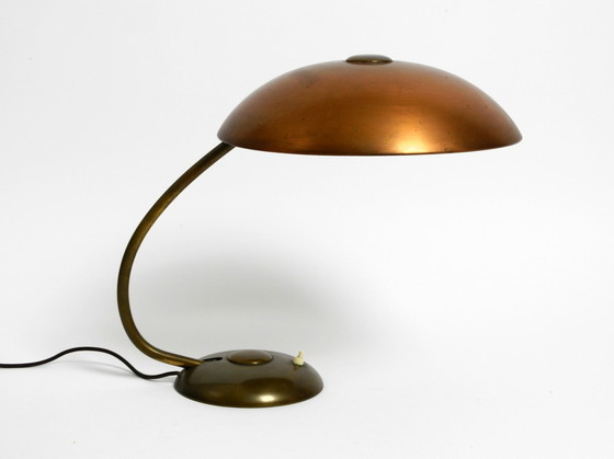 Image 1 of Sehr große schwere deutsche Mid Century Modern Tischlampe aus Messing und mit riesigen Schatten aus Kupfer