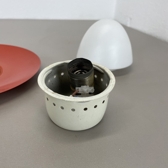 Image 1 of Rote runde 20 cm Stilnovo Metall Opalglas Wandleuchte, Italien, 1960er Jahre