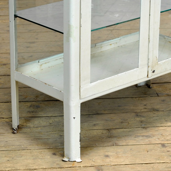 Image 1 of Eisen Medizinschrank aus der Ukraine