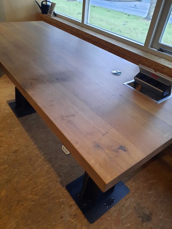 Image 1 of Stabiler Schreibtisch mit höhenverstellbaren Beinen