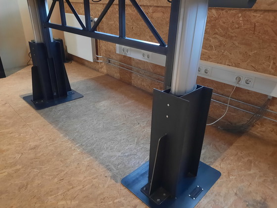 Image 1 of Stabiler Schreibtisch mit höhenverstellbaren Beinen