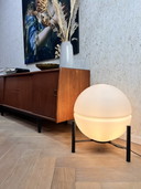 D&T Design-Stehleuchte mit Metallbein und Glaskugel