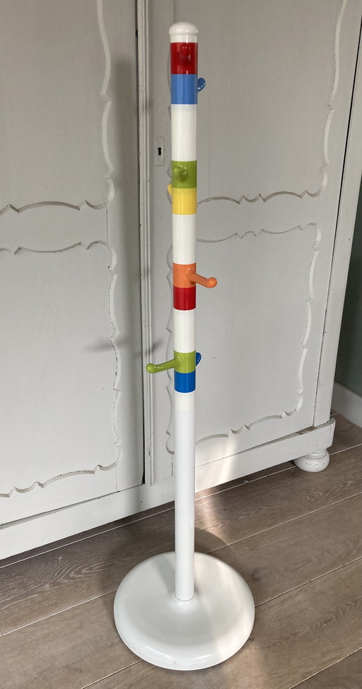 Kleiderständer im Memphis -Stil