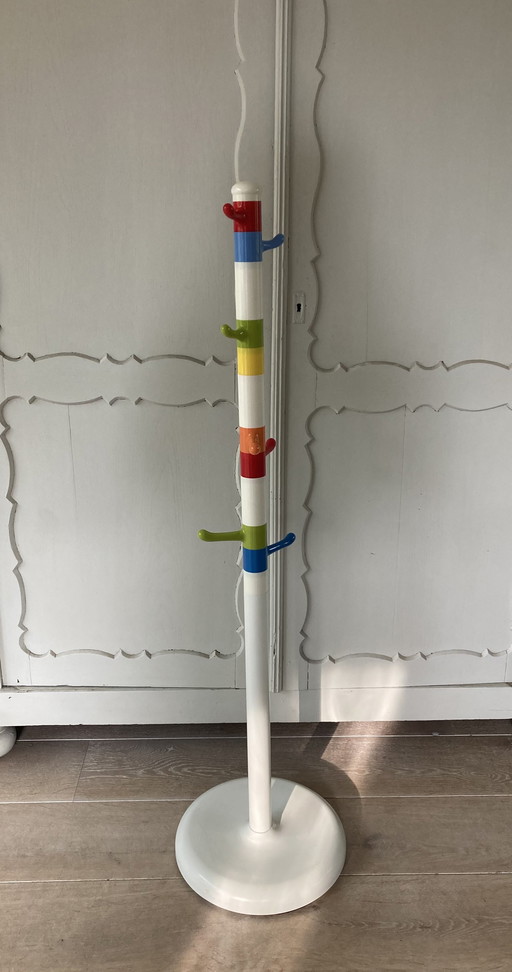 Kleiderständer im Memphis -Stil