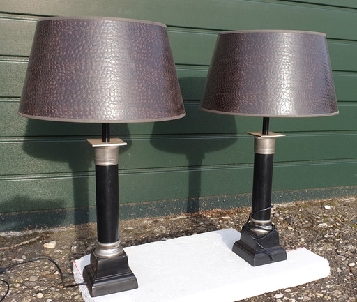 2x schwarze Lampen mit Aluminiumelementen