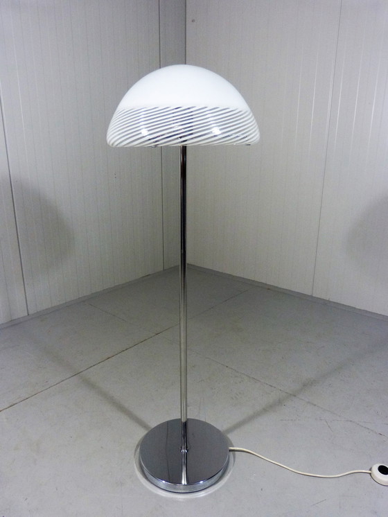 Image 1 of Italienische Stehlampe mit Glasschirm aus den 1960er Jahren