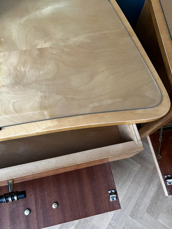 Image 1 of Satz Vintage-Nachttische aus blondem Holz mit schwarzen Beinen