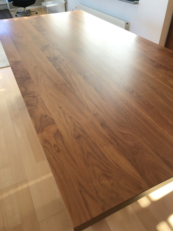 Image 1 of Moderner Esstisch aus Nussbaumholz