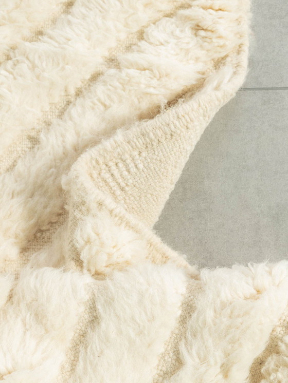 Image 1 of Dezenter cremefarbener Berberteppich