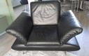 Schwarz Ledersofa mit 2,5 Sitzplätzen und 2 Sesseln mit verstellbaren Armlehnen