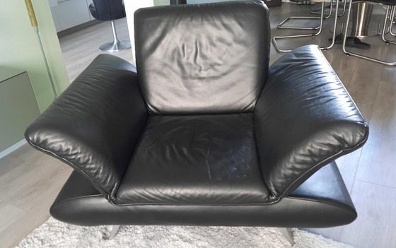 Image 1 of Schwarz Ledersofa mit 2,5 Sitzplätzen und 2 Sesseln mit verstellbaren Armlehnen