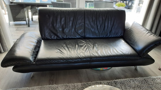 Image 1 of Schwarz Ledersofa mit 2,5 Sitzplätzen und 2 Sesseln mit verstellbaren Armlehnen