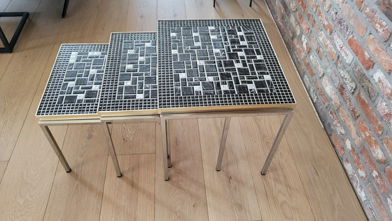 Image 1 of Wunderschönes Set aus 3 Vintage-Satztischen mit Mosaik