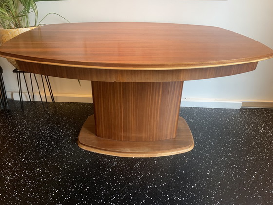 an einem Tisch teilen