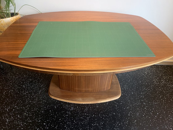 an einem Tisch teilen