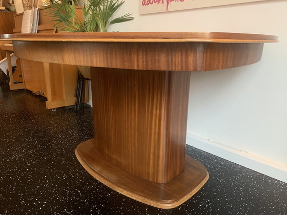 an einem Tisch teilen