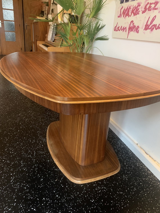 an einem Tisch teilen