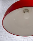 Große rote hängende Deckenlampen