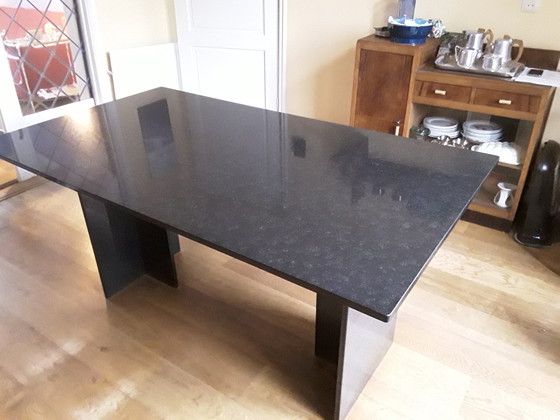 Image 1 of Schöner Designtisch aus schwarzem Granit