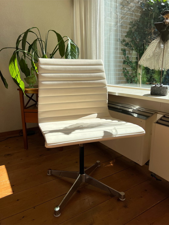 Image 1 of Herman Miller Eames EA101 - Elfenbein